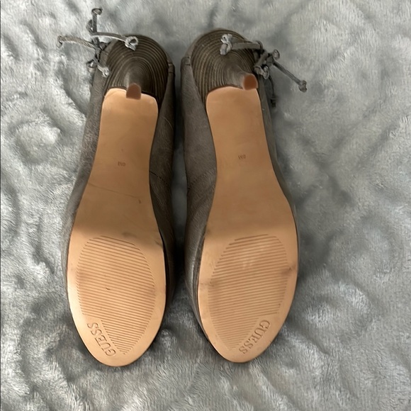 GUESS Edgy Gorgeous Gray Peep-Toe Heels - Picture 5 of 7